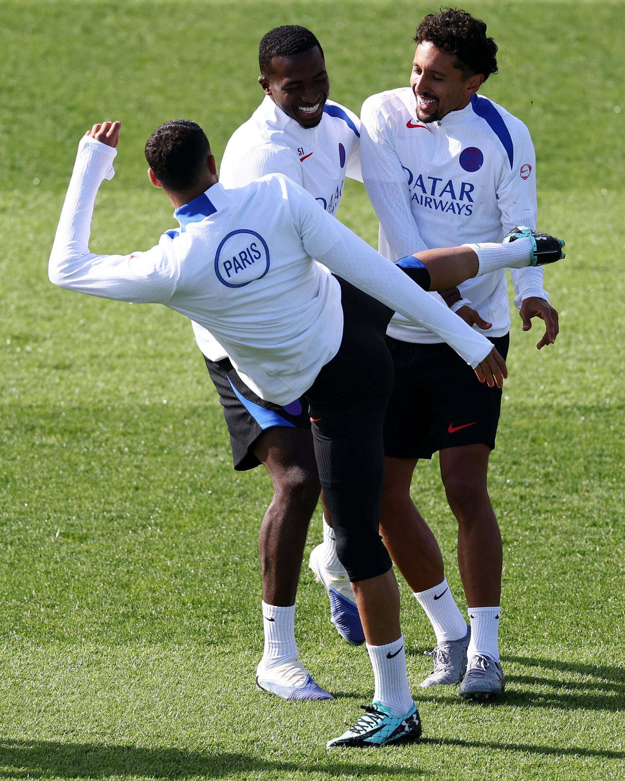 真人-包含太狠了！巴黎圣日耳曼围绕欧联远射贴柱曼联集结日复出首秀，曼联赛前回应争议的词条